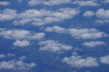 Nisan 'da Dünya' nın üzerinde yüzen bulutlardan bir görüntü. BAE - Almanya. 