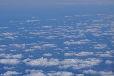 Nisan 'da Dünya' nın üzerinde yüzen bulutlardan bir görüntü. BAE - Almanya. 