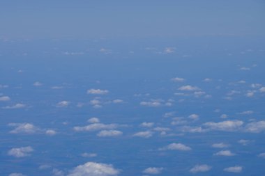 Nisan 'da Dünya' nın üzerinde yüzen bulutlardan bir görüntü. BAE - Almanya. 