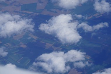 Nisan 'da Dünya' nın üzerinde yüzen bulutlardan bir görüntü. BAE - Almanya. 