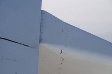 Uçak kanadının penceresinden ve Nisan 'ın etrafındaki bölgeden bak. BAE - Almanya.                                