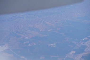 Uçak kanadının penceresinden ve Nisan 'ın etrafındaki bölgeden bak. BAE - Almanya.                                