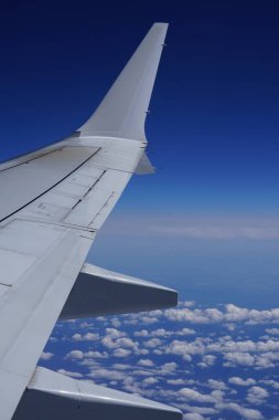 Uçak kanadının penceresinden ve Nisan 'ın etrafındaki bölgeden bak. BAE - Almanya.                                