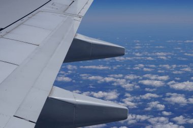 Uçak kanadının penceresinden ve Nisan 'ın etrafındaki bölgeden bak. BAE - Almanya.                                