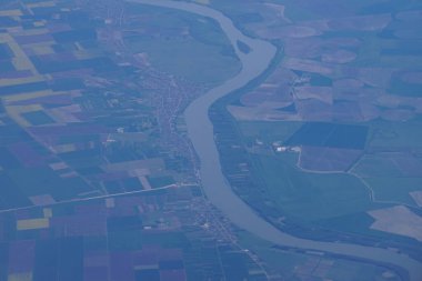 Nisan ayında Avrupa 'nın bir uçak penceresinden Birleşik Arap Emirlikleri' nden Almanya 'ya giden bir uçak görülüyor. Avrupa Birliği.