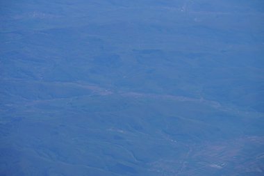 Berlin Brandenburg Havaalanı yakınlarındaki Almanya 'daki bir uçak penceresinden görüntüyü al.. 