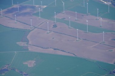  Berlin Brandenburg Havaalanı yakınlarındaki Almanya 'ya yerleştirilen Rüzgâr türbinlerinin uçak penceresinden bir görüntü.                               