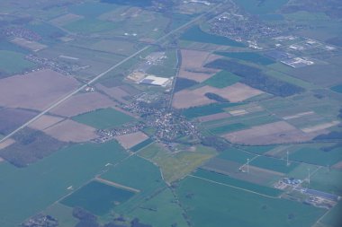  Berlin Brandenburg Havaalanı yakınlarındaki Almanya 'ya yerleştirilen Rüzgâr türbinlerinin uçak penceresinden bir görüntü.                               
