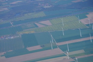  Berlin Brandenburg Havaalanı yakınlarındaki Almanya 'ya yerleştirilen Rüzgâr türbinlerinin uçak penceresinden bir görüntü.                               