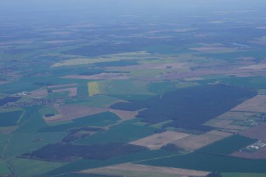 Berlin Brandenburg Havaalanı yakınlarındaki Almanya 'daki bir uçak penceresinden görüntüyü al.. 