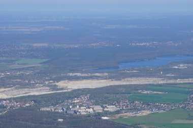 Berlin Brandenburg Havaalanı yakınlarındaki Almanya 'daki bir uçak penceresinden görüntüyü al.. 