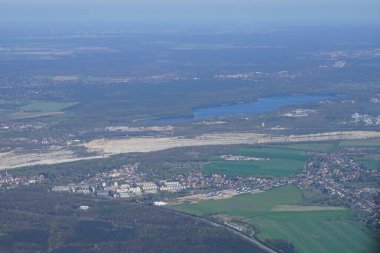 Berlin Brandenburg Havaalanı yakınlarındaki Almanya 'daki bir uçak penceresinden görüntüyü al.. 