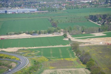 Berlin Brandenburg Havaalanı yakınlarındaki Almanya 'daki bir uçak penceresinden görüntüyü al.. 