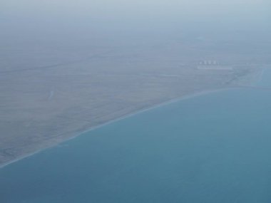 Uçak Nisan ayında Birleşik Arap Emirlikleri 'ne inerken Dubai Uluslararası Havalimanı yakınlarında bir uçak görüntüsü.