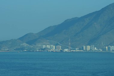 Nisan ayında Khor Fakkan 'ın kıyı şeridinin görüntüsü. Khor Fakkan, Birleşik Arap Emirlikleri 'nin doğu kıyısında, Şeriat Emirliği' ne bağlı bir şehirdir..                                               