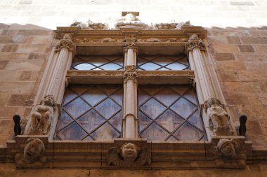 16. yüzyıl ikametgahındaki Rönesans tarzı pencereler Can Catlar veya Cal Marques del Palmer Mallorca 'nın eski Palma, Mallorca, İspanya' daki eski aristokrat mahallesinin kalbinde yer almaktadır.. 