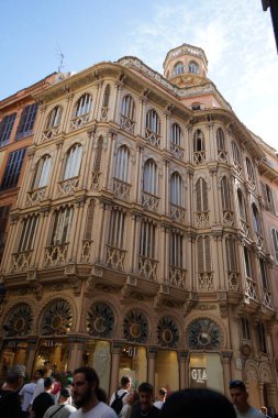 Palma, Mallorca, İspanya - 11 Eylül 2023: Can Corbella, 19. yüzyılın sonlarındaki tarihçi harekete atfedilebilecek bir neo-Mudejar binasıdır. Beş katlı bir bina ve Nicolau Lliteres tarafından tasarlanmış..  