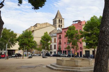 Palma, Mallorca, İspanya - 11 Eylül 2023: Placa de la Porta de Santa Catalina, St. Catherine 's Gate Square, Santa Cruz Kilisesi manzaralı tarihi Santa Catalina bölgesi Palma de Mallorca, Balearic Adaları. 