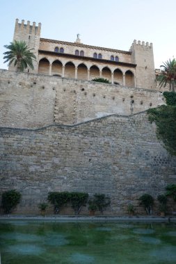 La Almudaina Kraliyet Sarayı İspanyol kraliyet ailesinin resmi konutlarından biridir. Aslen bir Arap kalesi olan 14. yüzyılın başında büyük değişiklikler yapılmıştır. Palma, Mallorca, İspanya.  