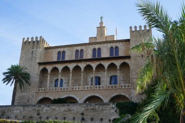 La Almudaina Kraliyet Sarayı İspanyol kraliyet ailesinin resmi konutlarından biridir. Aslen bir Arap kalesi olan 14. yüzyılın başında büyük değişiklikler yapılmıştır. Palma, Mallorca, İspanya.  