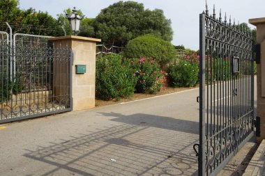 San Carlos Kalesi 'nin kapısı. San Carlos Kalesi veya Castillo de San Carlos, Palma limanını savunmak için inşa edilmiş bir 17.-18. yüzyıl kalesidir. Palma, Mallorca, İspanya.            
