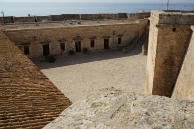Palma, Mallorca, İspanya - 13 Eylül 2023: San Carlos Kalesi 'ndeki eski kışla ve top görüntüsü. San Carlos Kalesi ya da Castillo de San Carlos, İspanya 'nın Mallorca kentindeki Palma limanını savunmak için inşa edilmiş bir 17.-18. yüzyıl kalesidir..        