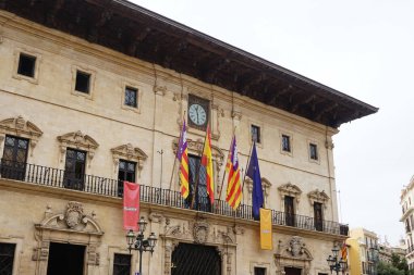 Palma, Mallorca, İspanya - 11 Eylül 2023: Palma Belediyesi, Ajuntament de Palma, saat ve geleneksel Mallorca tarzı cepheli ünlü bir 17. yüzyıl belediye binasıdır.. 