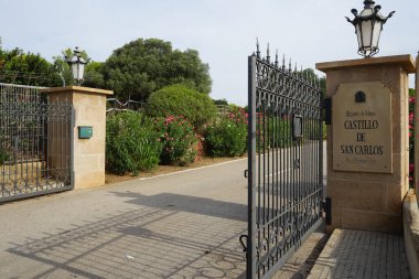 San Carlos Kalesi 'nin kapısı. San Carlos Kalesi veya Castillo de San Carlos, Palma limanını savunmak için inşa edilmiş bir 17.-18. yüzyıl kalesidir. Palma, Mallorca, İspanya.                                           