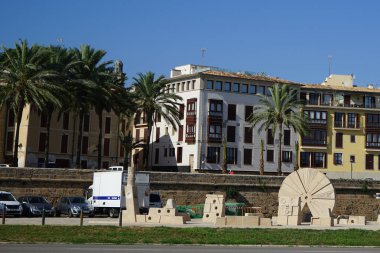 Palma, Mallorca, İspanya - 10 Eylül 2023: Heykel topluluğu, isimsiz, 1985-86, Josep Guinovart, Palma de Mallorca, Parc de la Mar. Josep Guinovart i Bertran, en çok gayri resmi ve soyut dışavurumculuğuyla tanınan İspanyol bir ressamdı.. 