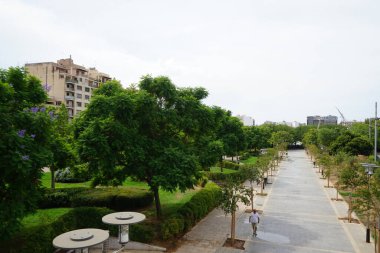 Palma, Mallorca, İspanya - 11 Eylül 2023: Eylül 'de Parc de ses Estacions' da bir sokak manzarası. Bugün bildiğimiz park 2007 'de açıldı..
