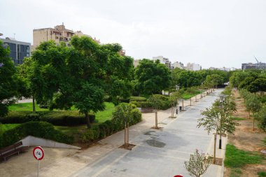 Eylül 'de Parc de ses Estacions' daki sokak manzarası. Bugün bildiğimiz park 2007 'de hizmete girdi. Palma, Mallorca, İspanya.