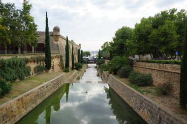 Eylül ayında Torrent de Sa Riera su kanalının tarihi manzarası. Palma de Mallorca, Merkez, Balear Adaları, İspanya. 
