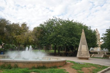 Palma, Mallorca, İspanya - 11 Eylül 2023: Çeşme ve heykel 