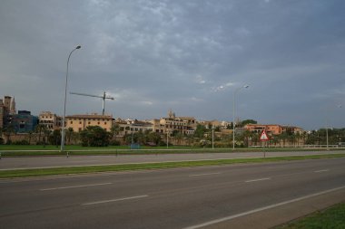 Palma, Mallorca, İspanya - 12 Eylül 2023: Parc de la Mar ve Palma de Mallorca 'nın Eylül ayındaki gezinti alanındaki manzarası. Balear Adaları.