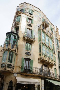 Palma, Mallorca, İspanya - 11 Eylül 2023: Çekici Art Nouveau binası Can Forteza Rey, Palma de Mallorca 'nın merkezinde Plaza Major yakınlarında yer almaktadır..                              