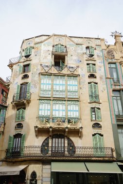 Palma, Mallorca, İspanya - 11 Eylül 2023: Çekici Art Nouveau binası Can Forteza Rey, Palma de Mallorca 'nın merkezinde Plaza Major yakınlarında yer almaktadır..                              