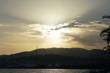 Eylül ayında Akdeniz, Palma Limanı ve İspanya 'nın Balearic Adaları' ndaki Palma de Mallorca dağları üzerinde gün batımı görüldü..                                 