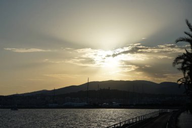 Akdeniz manzarası ve Eylül ayında Palma de Mallorca 'da gezinti alanı, Balear Adaları, İspanya.                               