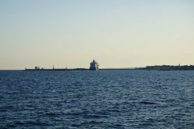 Suyla taşınan gemiler Eylül ayında Akdeniz 'e açılacak. Bir su aracı ya da su aracılığı ile seyahat etmek için tasarlanmış herhangi bir araçtır. Palma, Mallorca, İspanya.                
