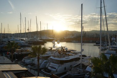 Palma, Mallorca, İspanya - 10 Eylül 2023: Akdeniz, Port de Palma üzerinde ve Palma de Mallorca, Balearic Adalarında dağlar üzerinde gün batımı.
