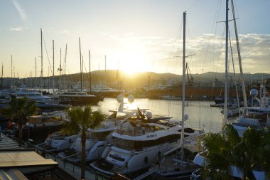 Palma, Mallorca, İspanya - 10 Eylül 2023: Akdeniz, Port de Palma üzerinde ve Palma de Mallorca, Balearic Adalarında dağlar üzerinde gün batımı.