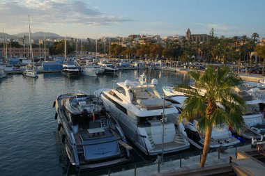 Palma, Mallorca, İspanya - 10 Eylül 2023: Akdeniz kıyısındaki Port de Palma 'da park etmiş bir su aracı. Bir su aracı ya da su aracılığı ile seyahat etmek için tasarlanmış herhangi bir araçtır..                                