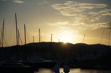 Palma, Mallorca, İspanya - 10 Eylül 2023: Akdeniz, Port de Palma üzerinde ve Palma de Mallorca, Balearic Adalarında dağlar üzerinde gün batımı.