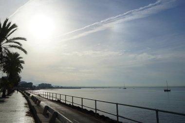 Akdeniz manzarası ve Eylül ayında Palma de Mallorca 'da gezinti alanı, Balear Adaları, İspanya.                               