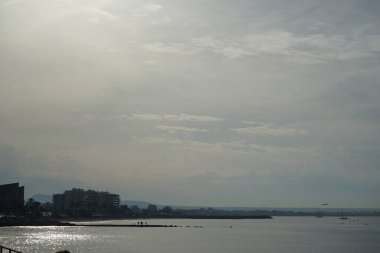 Eylül ayında İspanya 'nın Balearic Adaları, Palma de Mallorca kentinde bulunan Akdeniz kıyılarının manzarası.                                