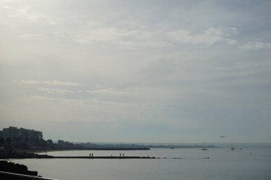 Eylül ayında İspanya 'nın Balearic Adaları, Palma de Mallorca kentinde bulunan Akdeniz kıyılarının manzarası.                                