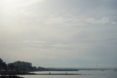 Eylül ayında İspanya 'nın Balearic Adaları, Palma de Mallorca kentinde bulunan Akdeniz kıyılarının manzarası.                                