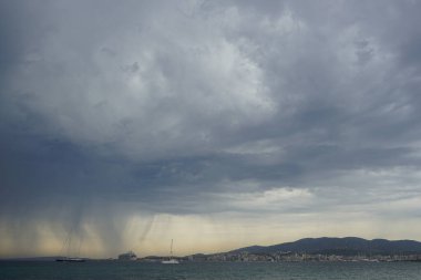 Suyla taşınan gemiler, yağmurun arkaplanına karşı Akdeniz 'de yol alıyorlar. Bir su aracı ya da su aracılığı ile seyahat etmek için tasarlanmış herhangi bir araçtır..                                