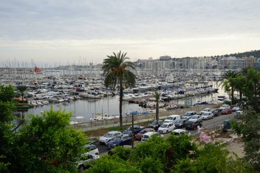 Palma, Mallorca, İspanya - 11 Eylül 2023: Akdeniz kıyısındaki Port de Palma 'da park etmiş bir su aracı. Bir su aracı ya da su aracılığı ile seyahat etmek için tasarlanmış herhangi bir araçtır..                                