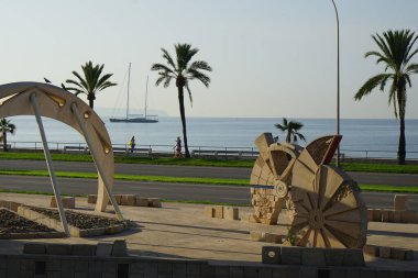 Palma, Mallorca, İspanya - 12 Eylül 2023: Heykel topluluğu, isimsiz, 1985-86, Josep Guinovart, Palma de Mallorca, Parc de la Mar. Josep Guinovart i Bertran, en çok gayri resmi ve soyut dışavurumculuğuyla tanınan İspanyol bir ressamdı..